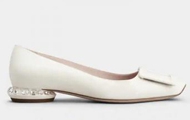 RogerVivier  女士奶油色 Strass Heel 包扣漆皮芭蕾舞鞋 RVW69234560D1PC019